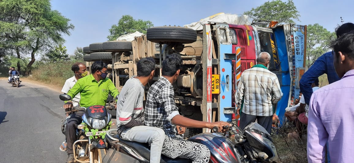 और फिर देखते-देखते पलट गई 10 चकिया ट्रक, हादसे के बाद क्या हुआ देखिए पूरी खबर और तस्वीरें