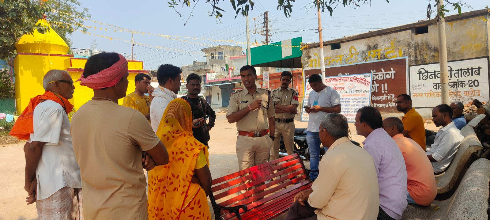 पाररास में वार्डवासियों के बीच पहुंचे थाना प्रभारी रविशंकर पांडे,साईबर ठगी से बचने आम नागरिकों को किया जागरूक,,श्री पांडे के कार्यशैली से वार्डवासी हुए प्रभावित