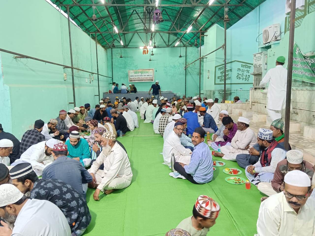 पवित्र माह रमज़ान में रोजदारों की इबादत जारी , बड़ी संख्या में समाज के लोग हो रहे शामिल