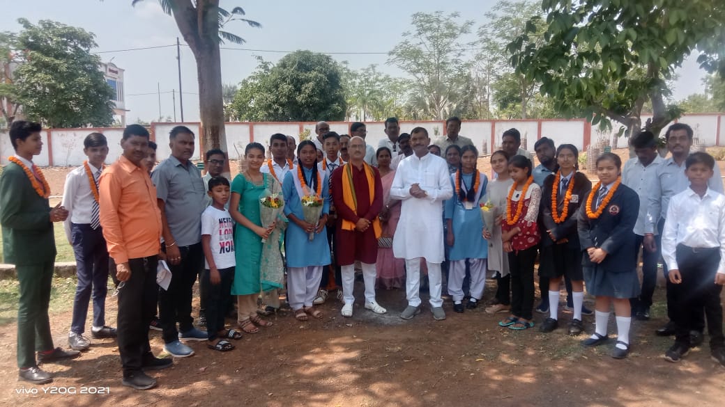 भाजपा नेताओं ने बालोद को गौरवान्वित करने वाले टॉपर छात्र-छात्राओं को सम्मानित कर बधाई दी