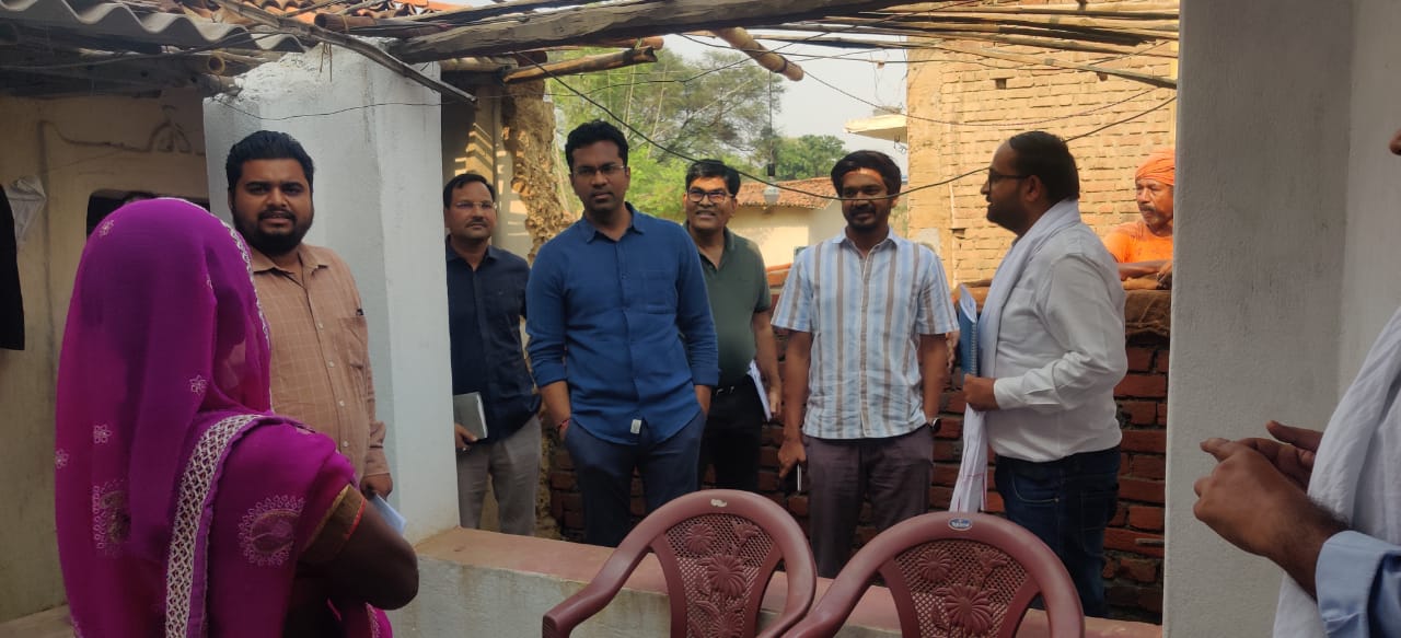 राज्य से पंचायत एवं ग्रामीण विकास विभाग के सचिव श्री राजेश सिंह राणा ने कुनकुरी जनपद पंचायत अंतर्गत ग्रामों का दौरा कर किया प्रधानमंत्री आवास का निरीक्षण