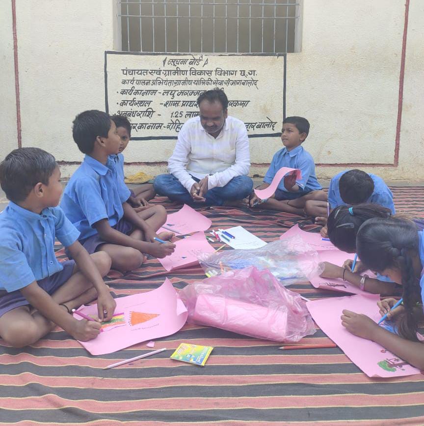 जनपद सदस्य संजय बैस शामिल हुए समर कैंप में , देखी बच्चों को चित्रकारी