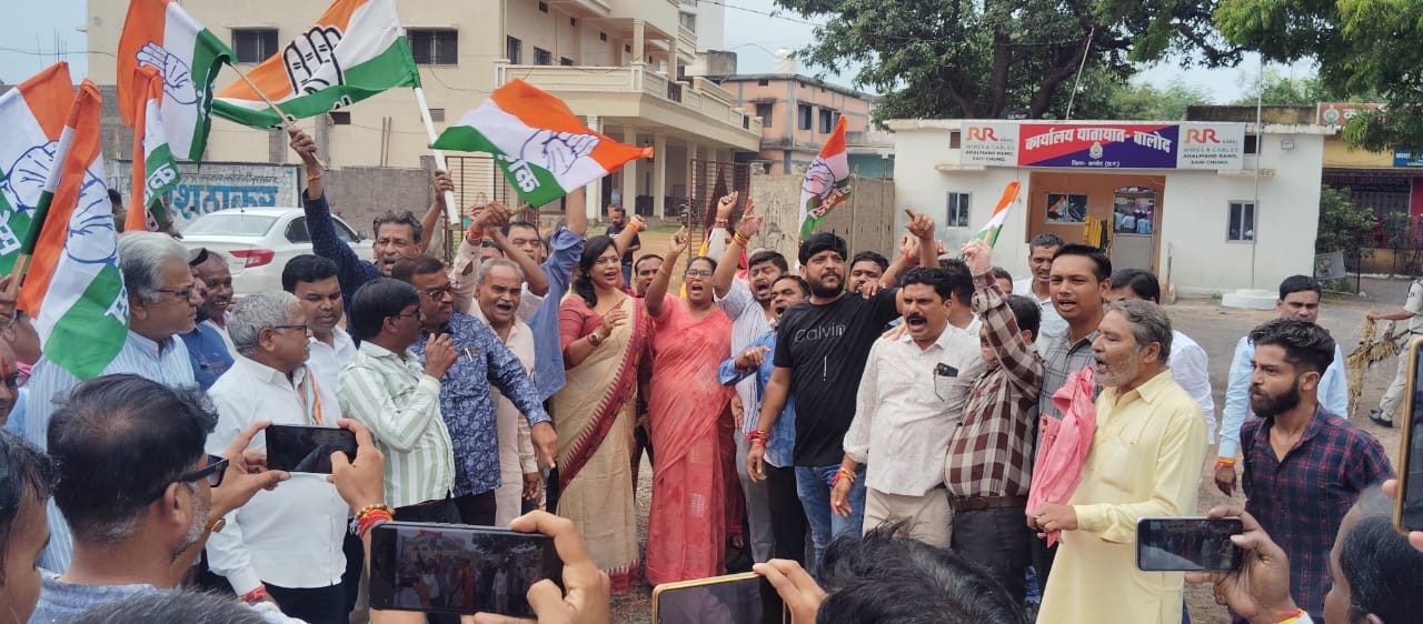 कांग्रेसियों ने किया केंद्रीय मंत्री रवनीत सिंह बिट्टू एवं शिवसेना के विधायक संजय गायकवाड का पुतला दहन , जताया विरोध