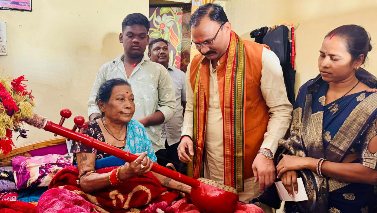 पद्मविभूषण श्रीमती तीजन बाई के इलाज में नहीं होनी चाहिए कोई कमी : मुख्यमंत्री श्री विष्णुदेव साय ने दिए हैं निर्देश, स्वास्थ्य मंत्री ने दिया पांच लाख का चेक