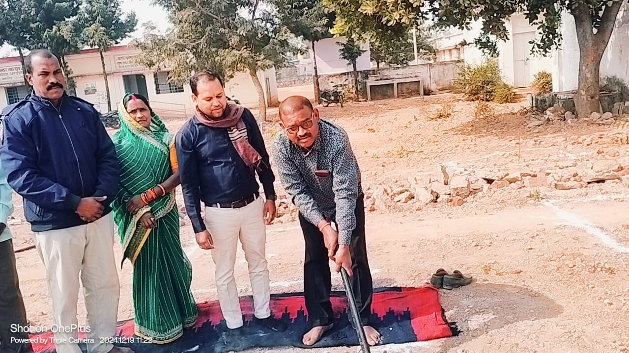 आमरण अनशनधारियों की मांगे हुई पूरी: भरदाकला हायर सेकेंडरी स्कूल के लिए डीएमएफ से कलेक्टर ने तीन कमरा निर्माण हेतु 20 लाख की दी स्वीकृति, काम शुरू करने हुआ भूमि पूजन