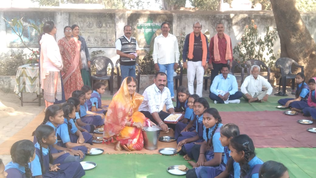 गांव के व्यापारी ने कराया नेवता भोज