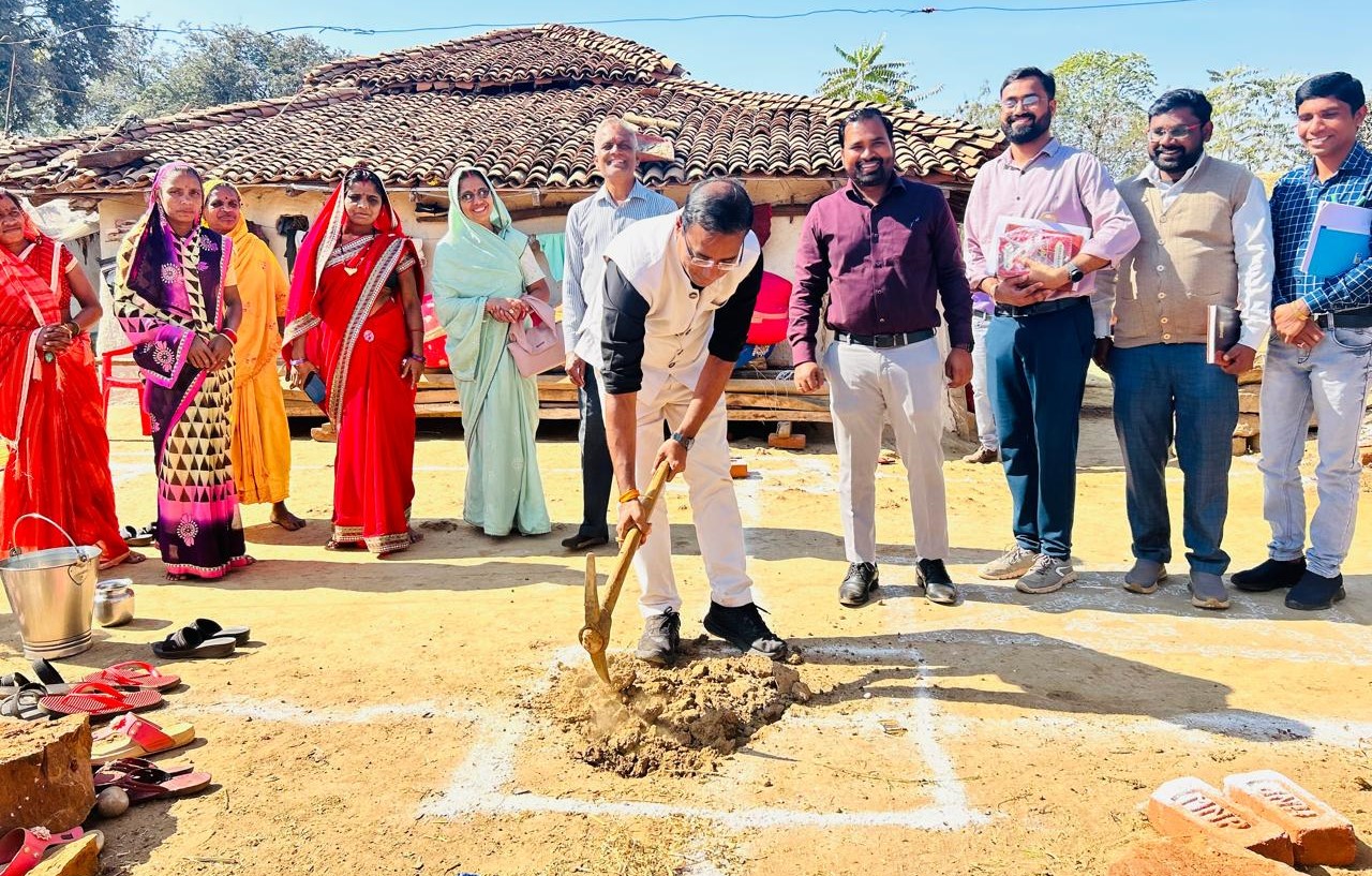 जिले में प्रधानमंत्री आवास योजना ग्रामीण के हितग्राहियों को प्रोत्साहित करने मनाया गया ’नींव तिहार’