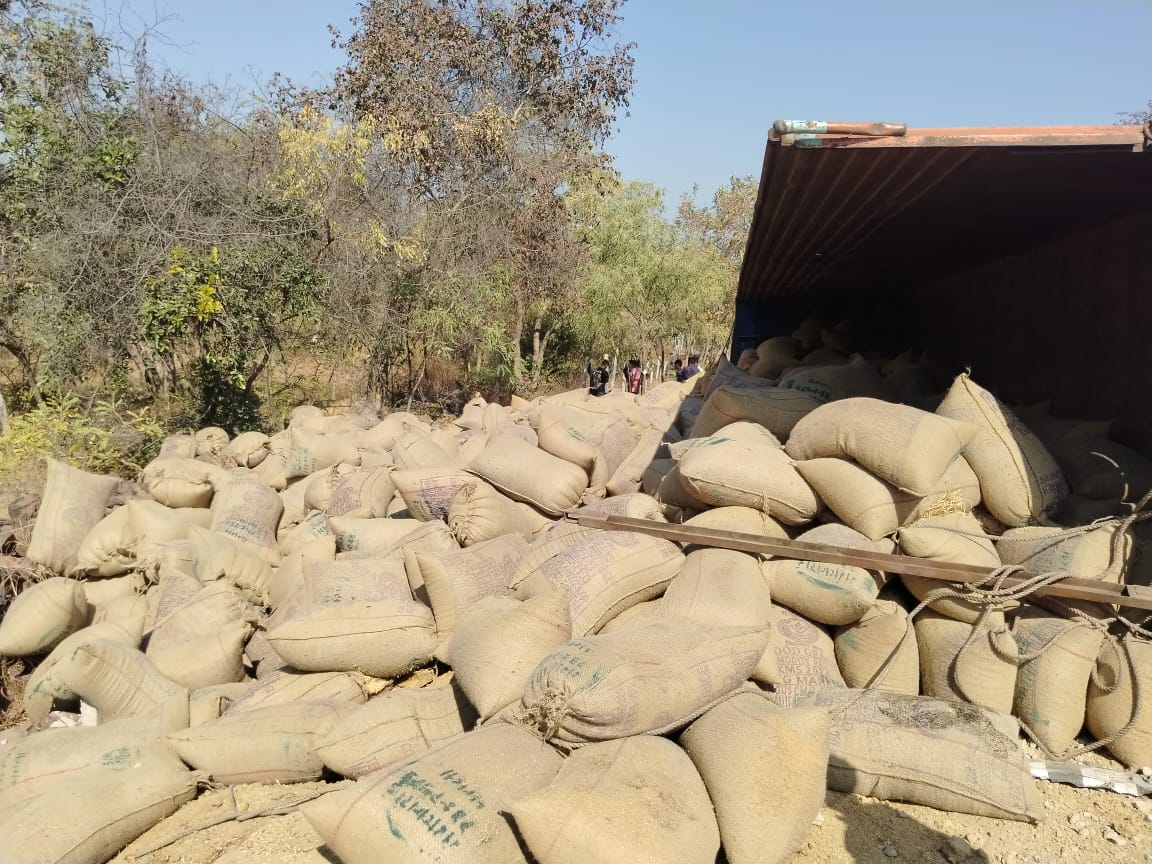 फोटो स्टोरी: रानी माई मंदिर मोड़ के पास पलटी धान से भरी ट्रक, बड़ी घटना टली